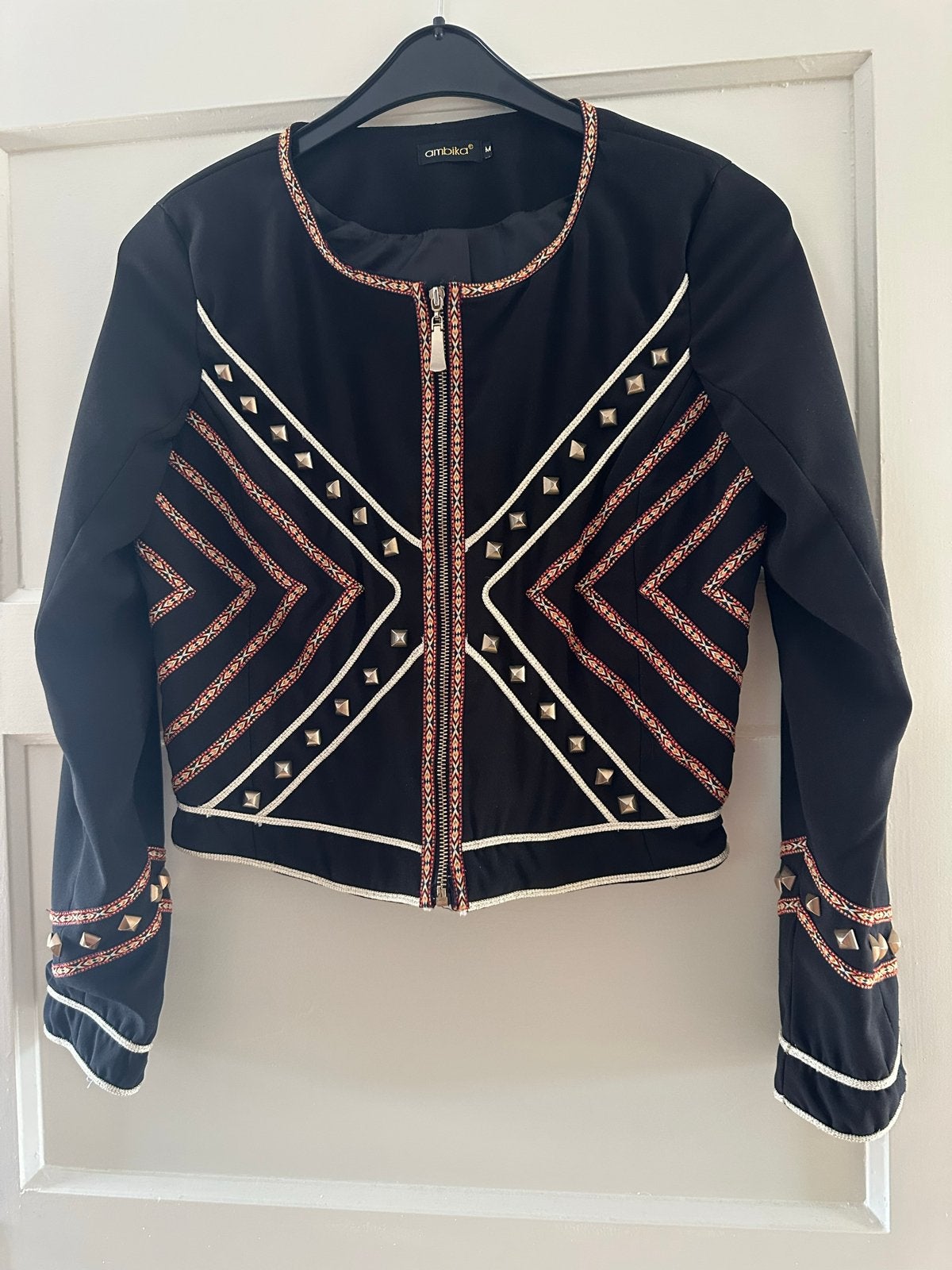 Ambika jasje met studs en borduursel - Maat M, Ophalen of Verzenden, Zo goed als nieuw, Maat 38/40 (M), Zwart