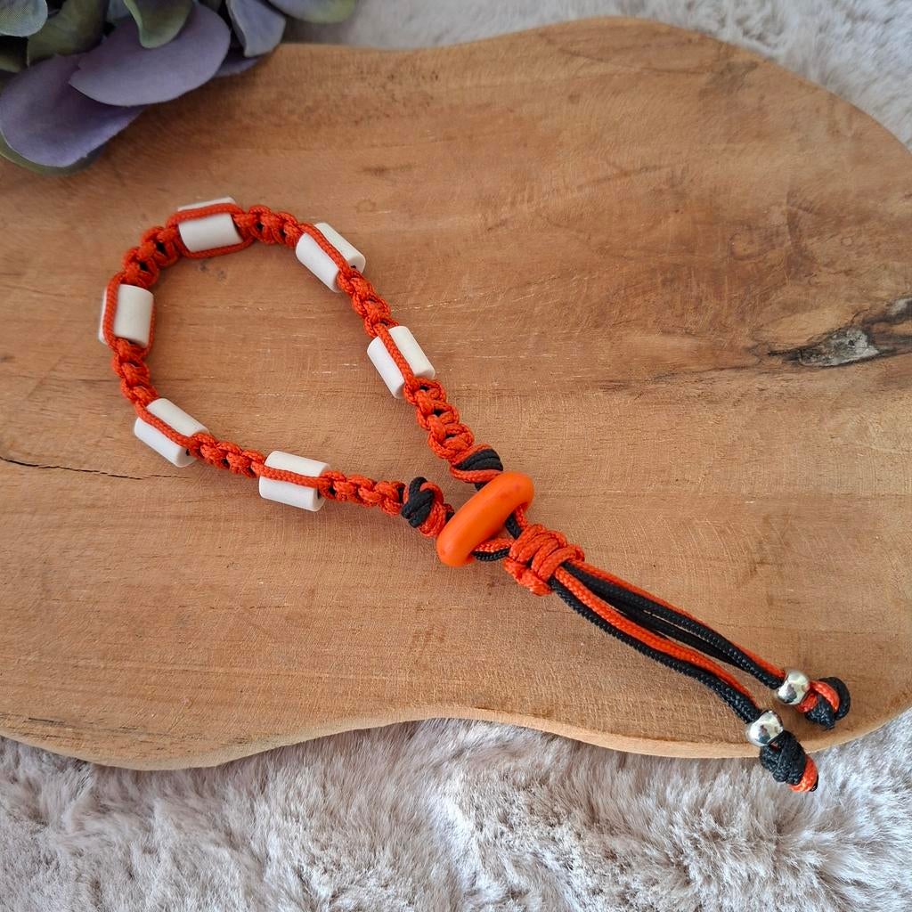 Natuurlijke anti-tekenband, solar oranje, nekomvang 19cm, Nieuw, Ophalen of Verzenden, Handgemaakt, Info@bydaiss.nl