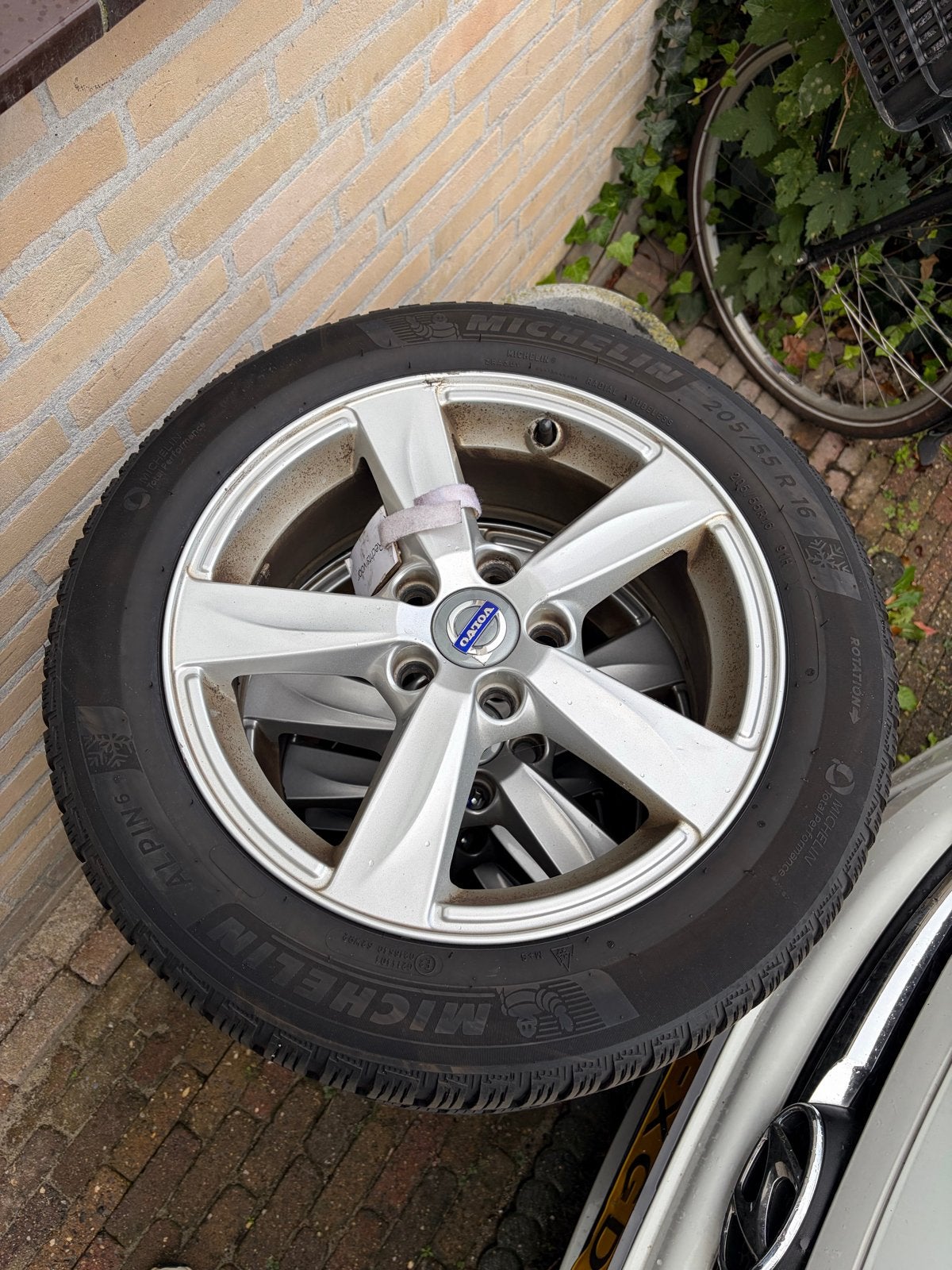 Michelin Alpin 6 winterbanden op Volvo velgen 205/55R16, Ophalen, Gebruikt, 16 inch, Banden en Velgen