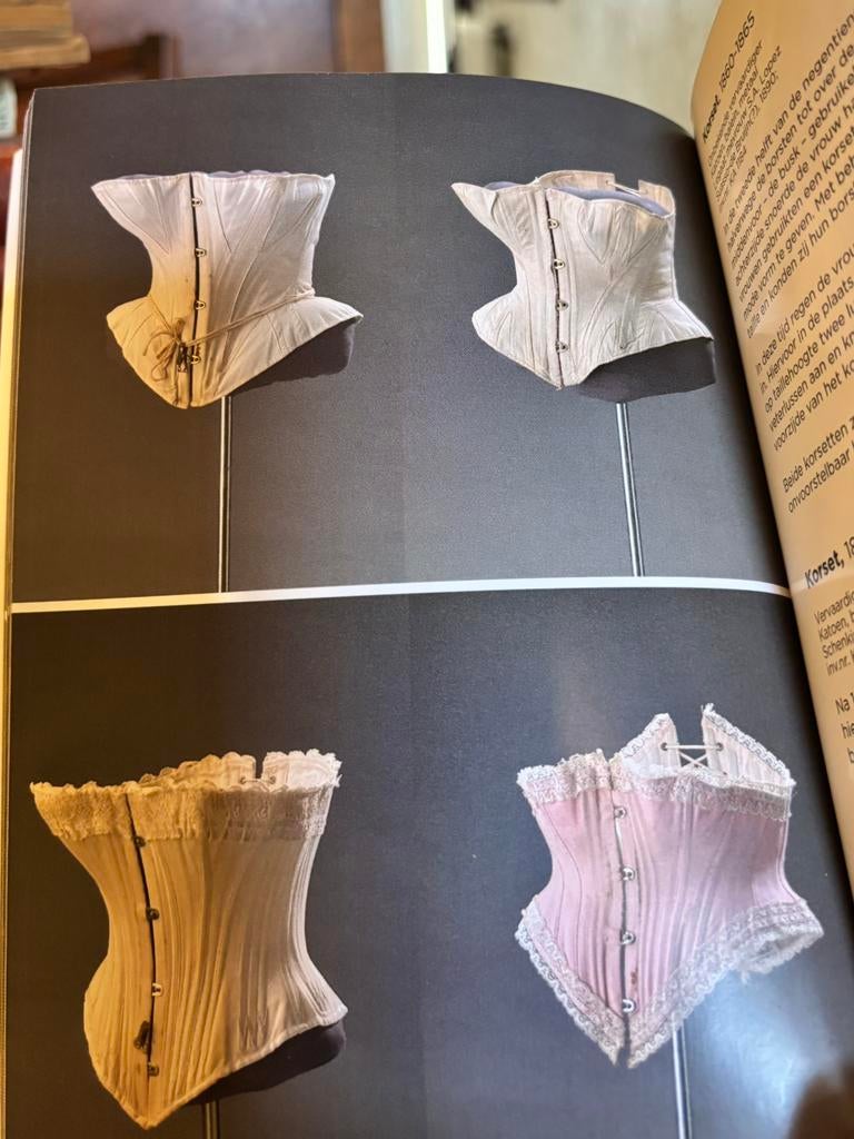 Beschrijving van antieke lingerie, corsetten e.d., Ophalen of Verzenden