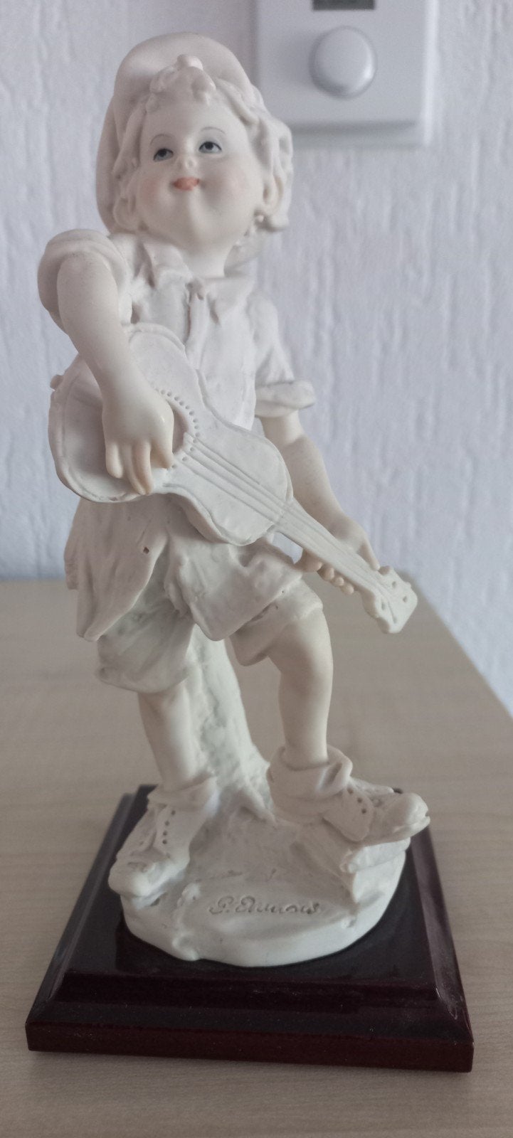 ANTIEK  BISCUIT PORSELEIN Jongen met gitaar, Antiek en Kunst, Minder dan 20 cm, Ophalen of Verzenden, Steen of Keramiek, Beeld
