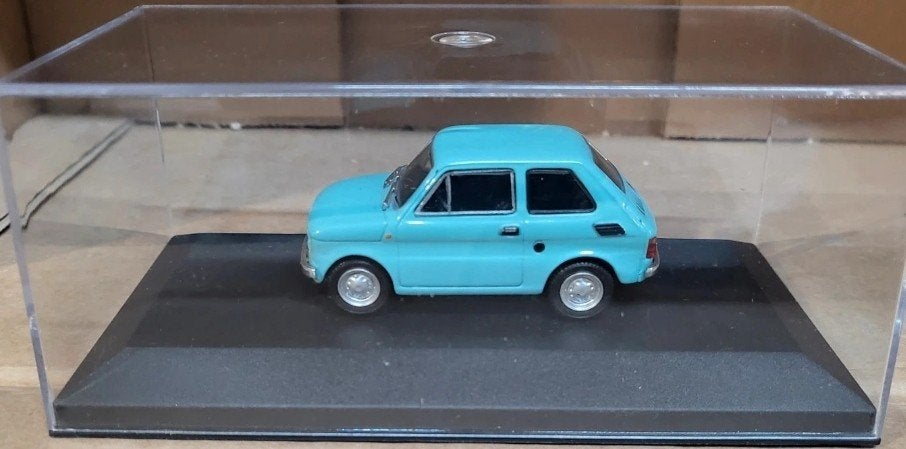 Fiat 126 lichtblauw 1:43 in vitrinedoosje, Hobby en Vrije tijd, Ophalen of Verzenden, Nieuw, Auto, Overige merken