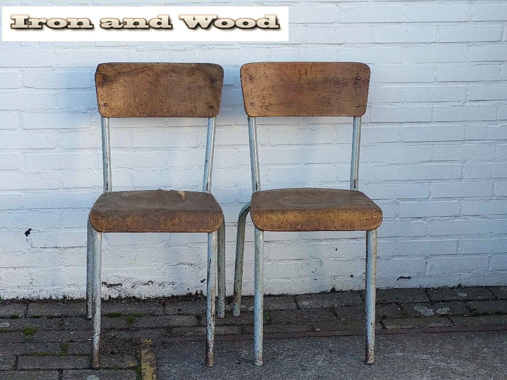Oude grijze vintage schoolstoel - stoel hoogte 45cm, Huis en Inrichting, Stoelen, Ophalen, Vintage stoer robuust vintage brocante oud industrieel