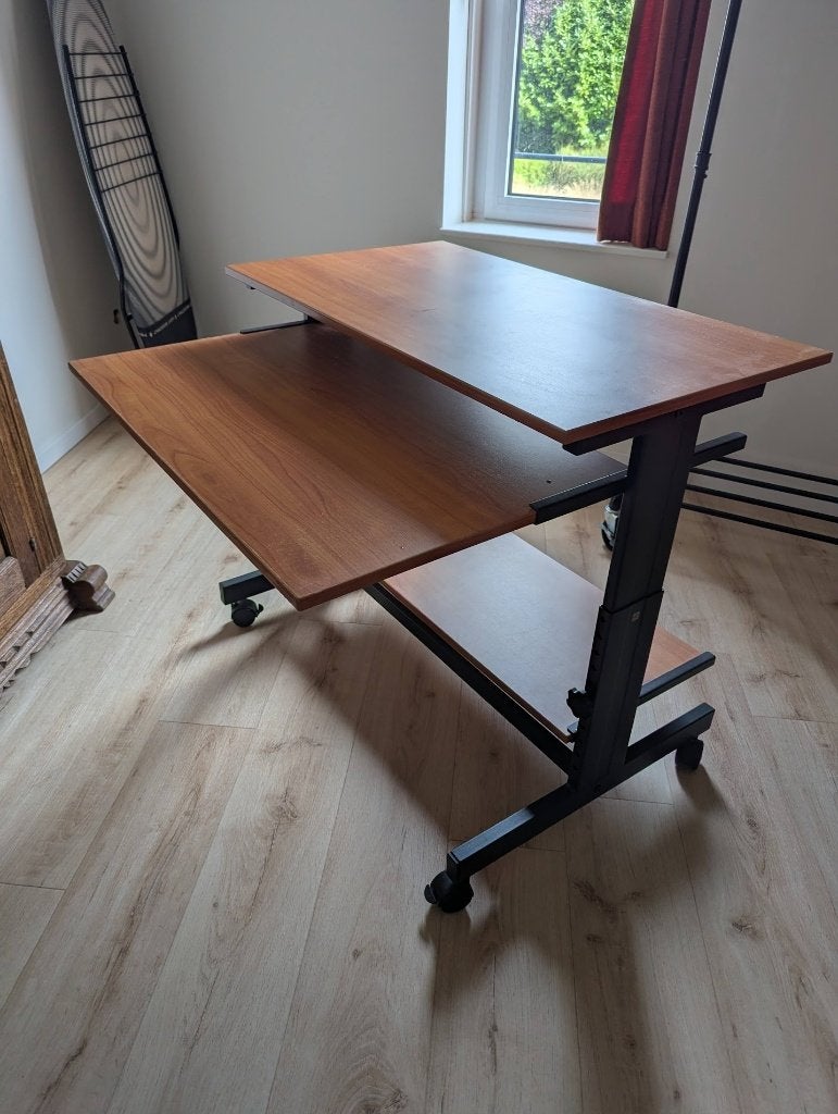 Bureau / computertafel, Ophalen, In hoogte verstelbaar, Gebruikt, 90 cm