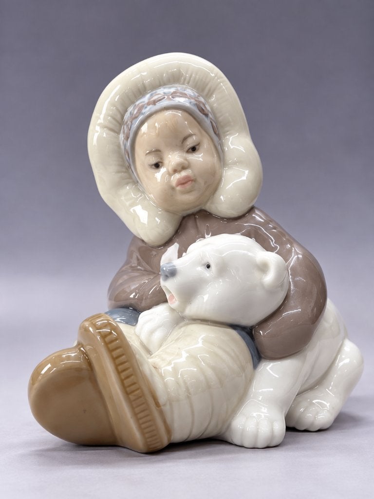 Lladró 1195 Eskimo Girl with Polar Bear – Spanje, Ophalen of Verzenden, Zo goed als nieuw, Mens