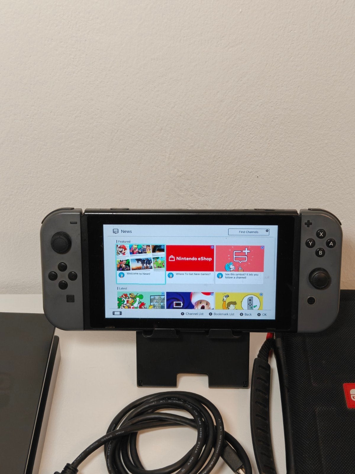 Foto 2 van Nintendo Switch V2 - Werkt goed, veel gebruikssporen