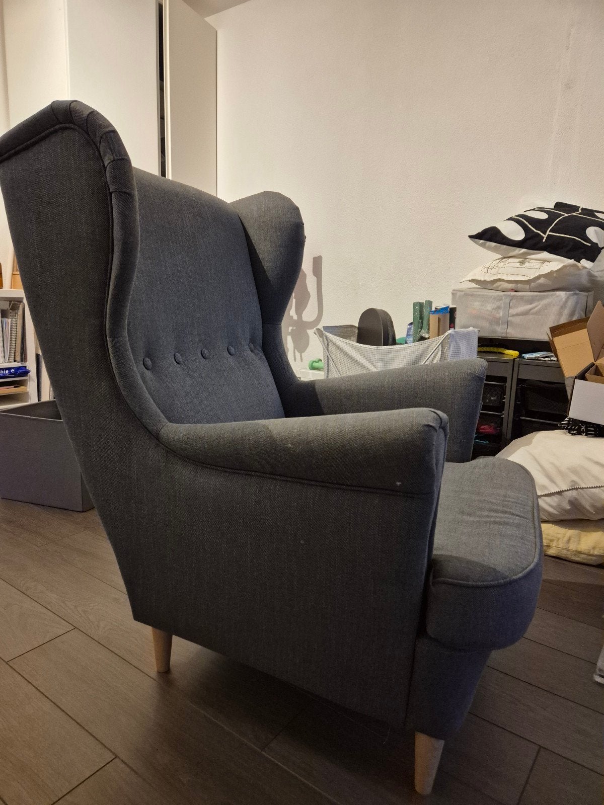 STRANDMON oorfauteuil, Nordvalla donkergrijs, Ophalen