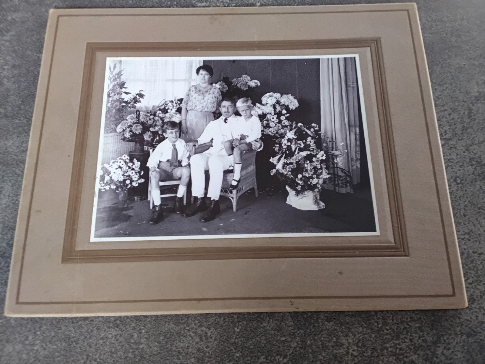 Foto op karton Gezin Ned Indie ca 1925, Verzamelen, Foto's en Prenten, Gebruikt, Foto, Ophalen of Verzenden, Voor 1940