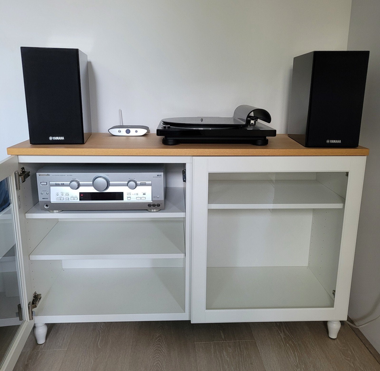 IKEA OSTVIK Kast met Glazen Deuren - Perfect voor Audio, Ophalen, Zo goed als nieuw