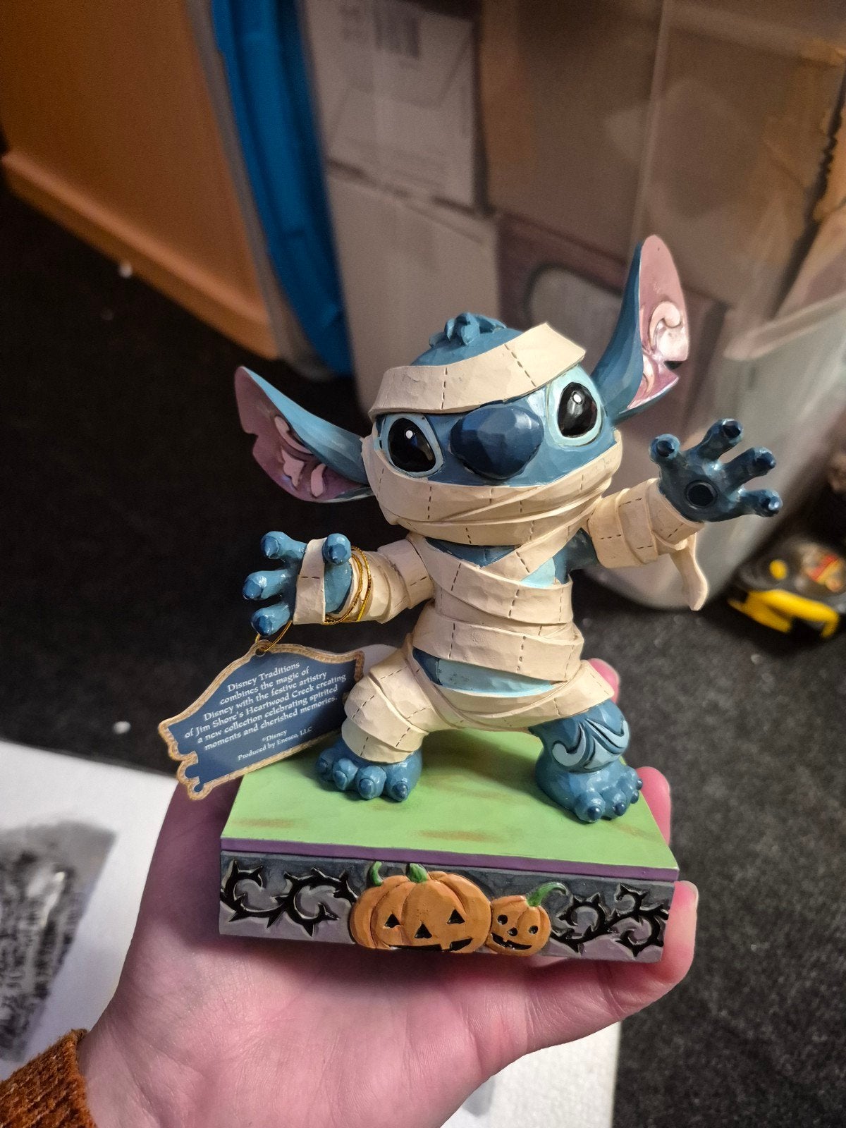 Nieuw disney stitch mummie beeldje jim shore all rolled up, Ophalen of Verzenden, Overige figuren, Nieuw, Beeldje of Figuurtje