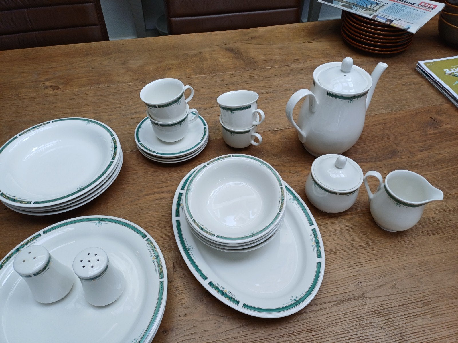 Compleet 4 persoons servies met groene rand - Vintage stijl, Huis en Inrichting, Gebruikt, Keramiek, Vintage, Ophalen of Verzenden