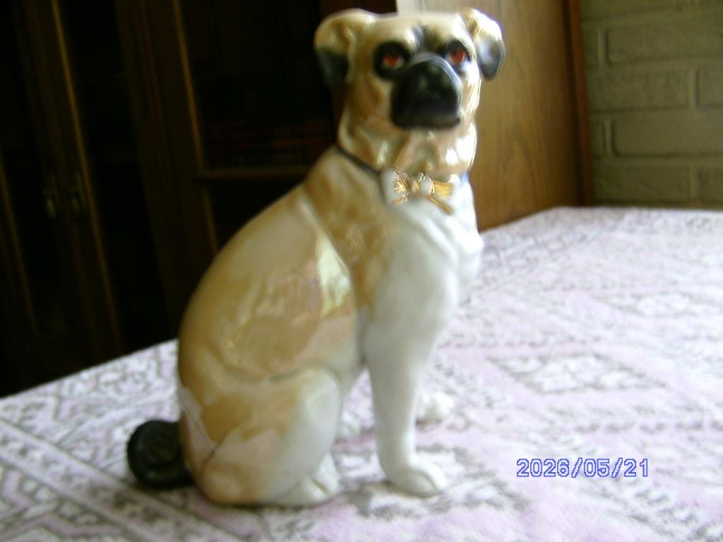 hond beeld porselein mopshond parelmoerglans vintage, Ophalen of Verzenden, Gebruikt, Hond of Kat, Beeldje of Figuurtje