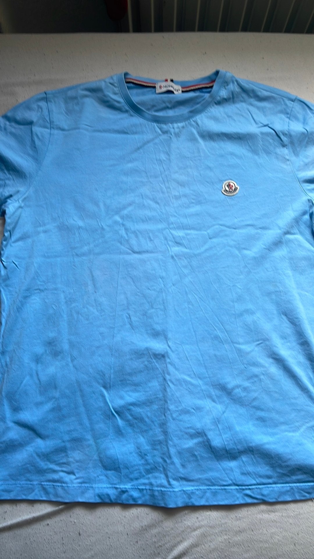 Lichtblauwe moncler shirt maatje XL maar valt als L, Ophalen of Verzenden, Zo goed als nieuw, Maat 52/54 (L), Blauw