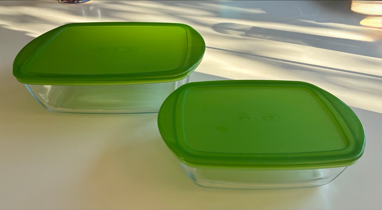 Set van 2 Pyrex ovenschalen met deksel | L 28 cm en L 23 cm, Ophalen of Verzenden, Zo goed als nieuw, Meerkleurig, Overige merken