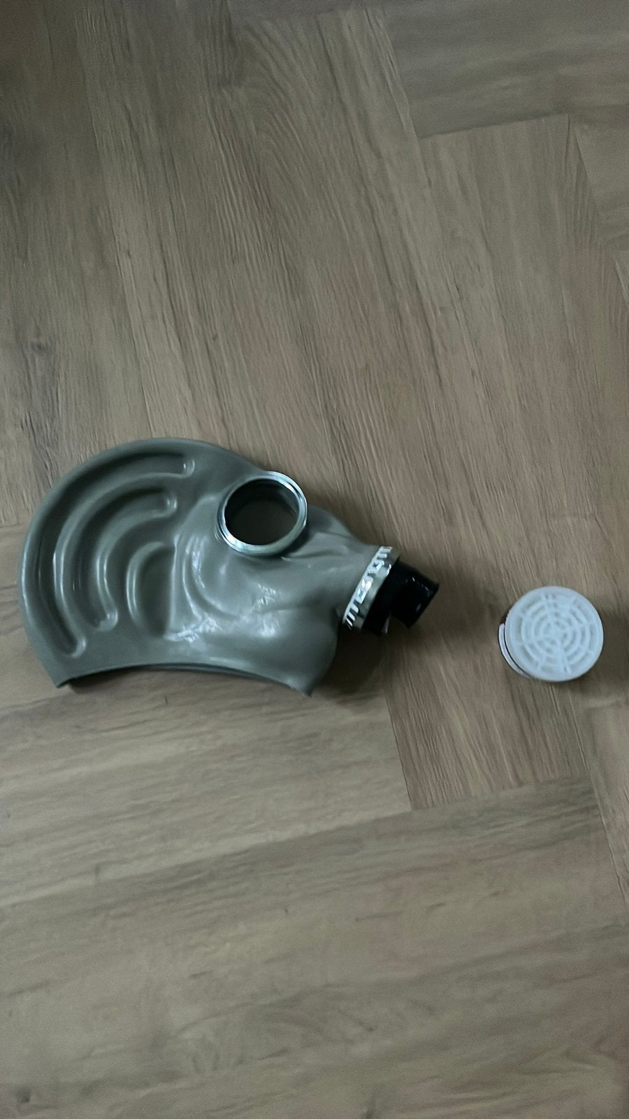 Nieuw: grijs rubberen gasmasker met filter, Ophalen of Verzenden, Overige soorten, Overige gebieden, Overige typen