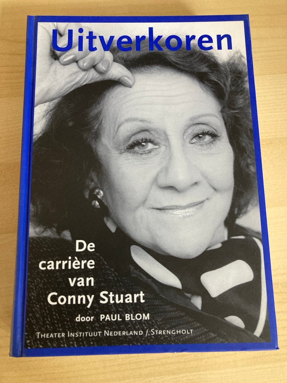 Uitverkoren: De carrière van Conny Stuart - Paul Blom, Ophalen of Verzenden, Zo goed als nieuw, Kunst en Cultuur