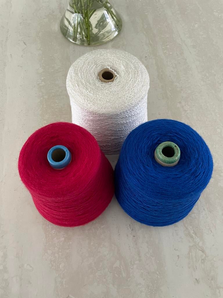 Breimachine garen - Rood, Blauw, Wit, Hobby en Vrije tijd, Ophalen of Verzenden, Zo goed als nieuw, Breien of Haken, Wol of Garen