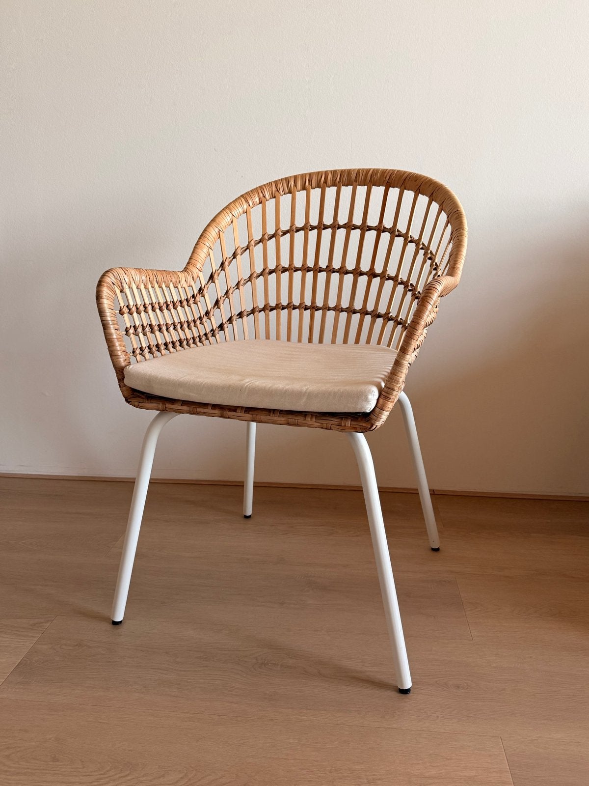 IKEA NILSOVE Rotan Stoel met Wit Onderstel, Huis en Inrichting, Stoelen, Zo goed als nieuw, Eén, Riet of Rotan, Overige kleuren