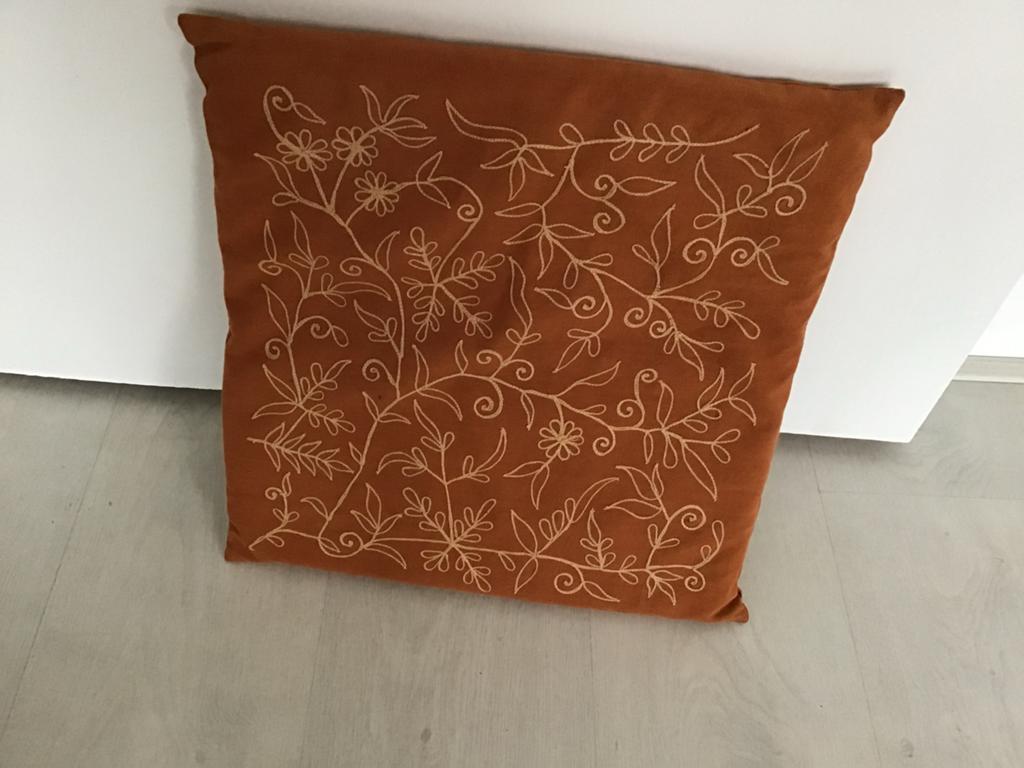 Decoratief kussen met geborduurd bloemenpatroon, Ophalen of Verzenden, Gebruikt, Bruin, Vierkant