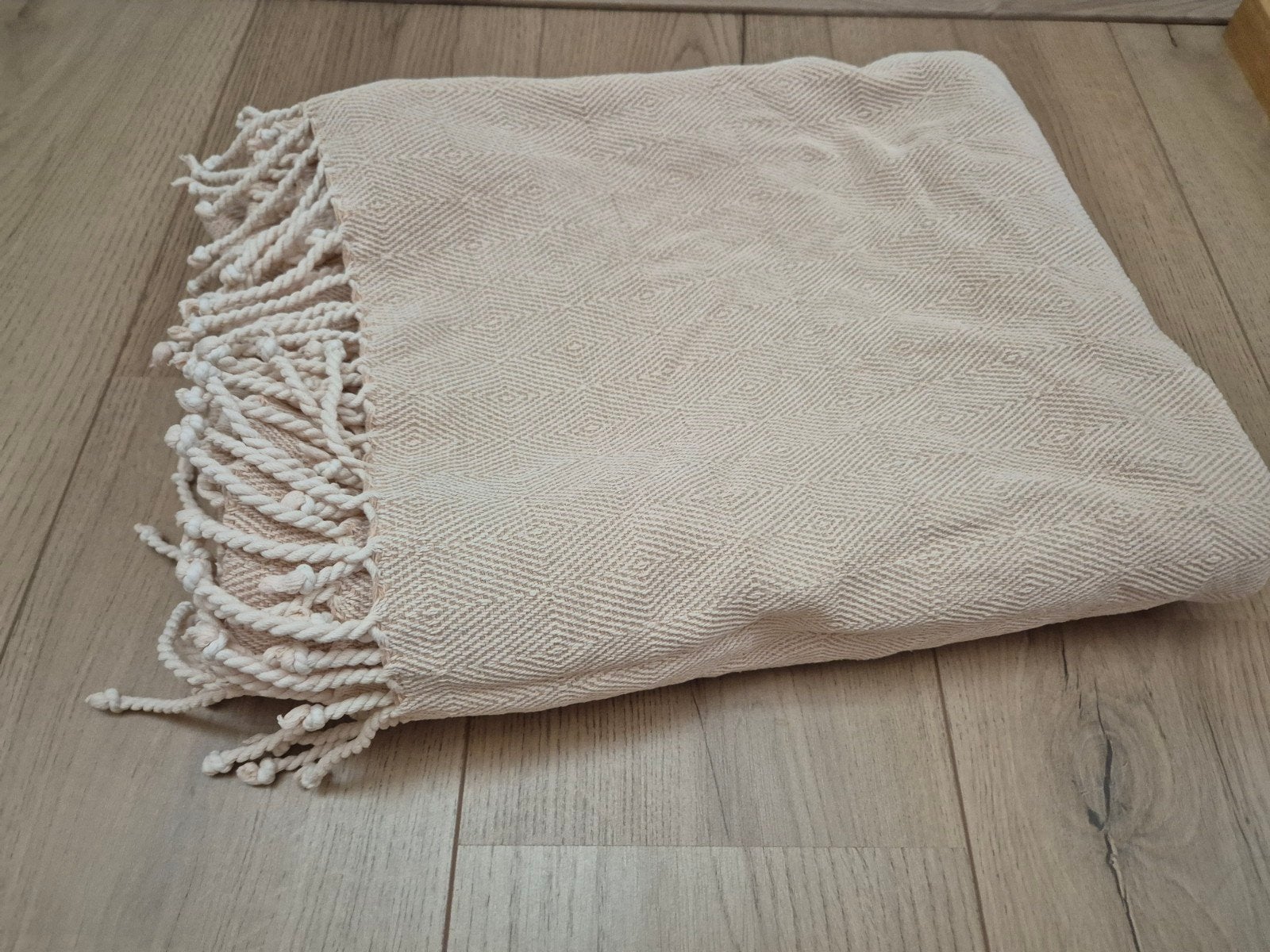 Beige plaid met franjes, Huis en Inrichting, Woonaccessoires | Plaids en Woondekens, Roze, Met franjes/kwastjes, Zo goed als nieuw