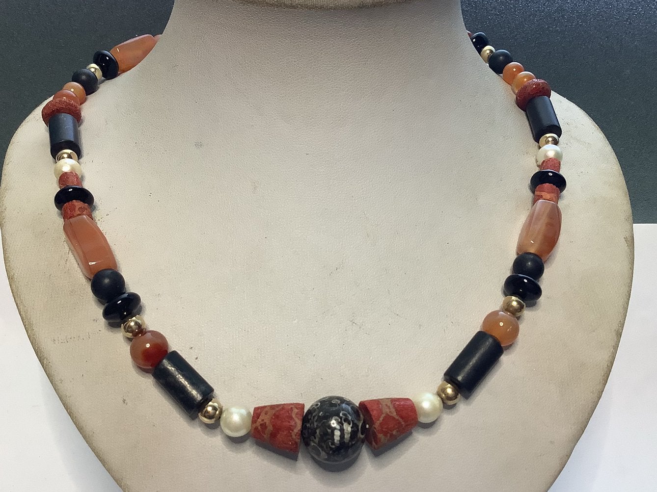 PRACHTIG COLLIER MET O.A. KORAAL AGAAT EDELSTENEN EN PARELS., Verzenden, Ketting, Met edelsteen