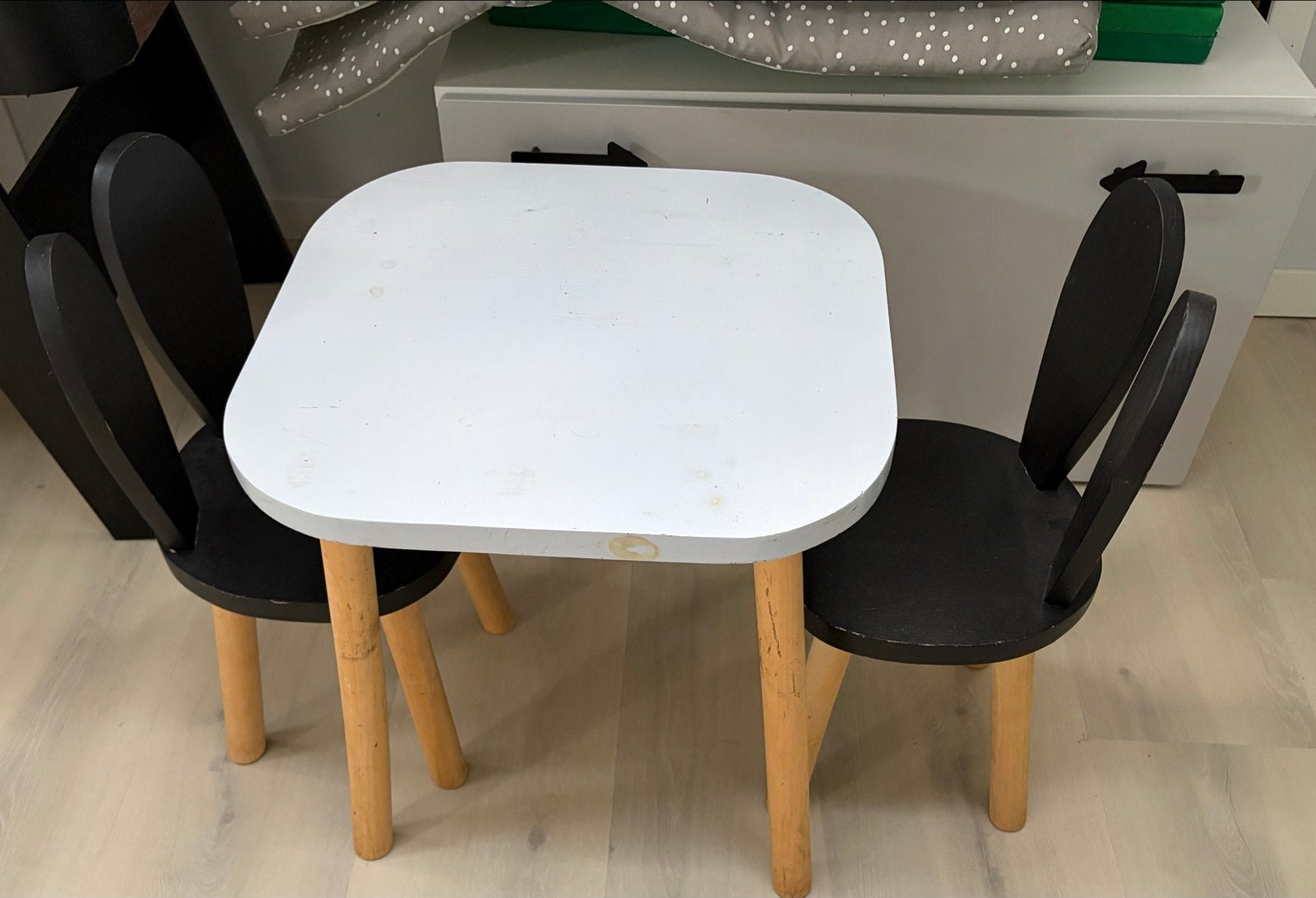 Kinder tafel met 2 stoeltjes (konijnenoren), Ophalen, Gebruikt, Tafel(s) en Stoel(en)