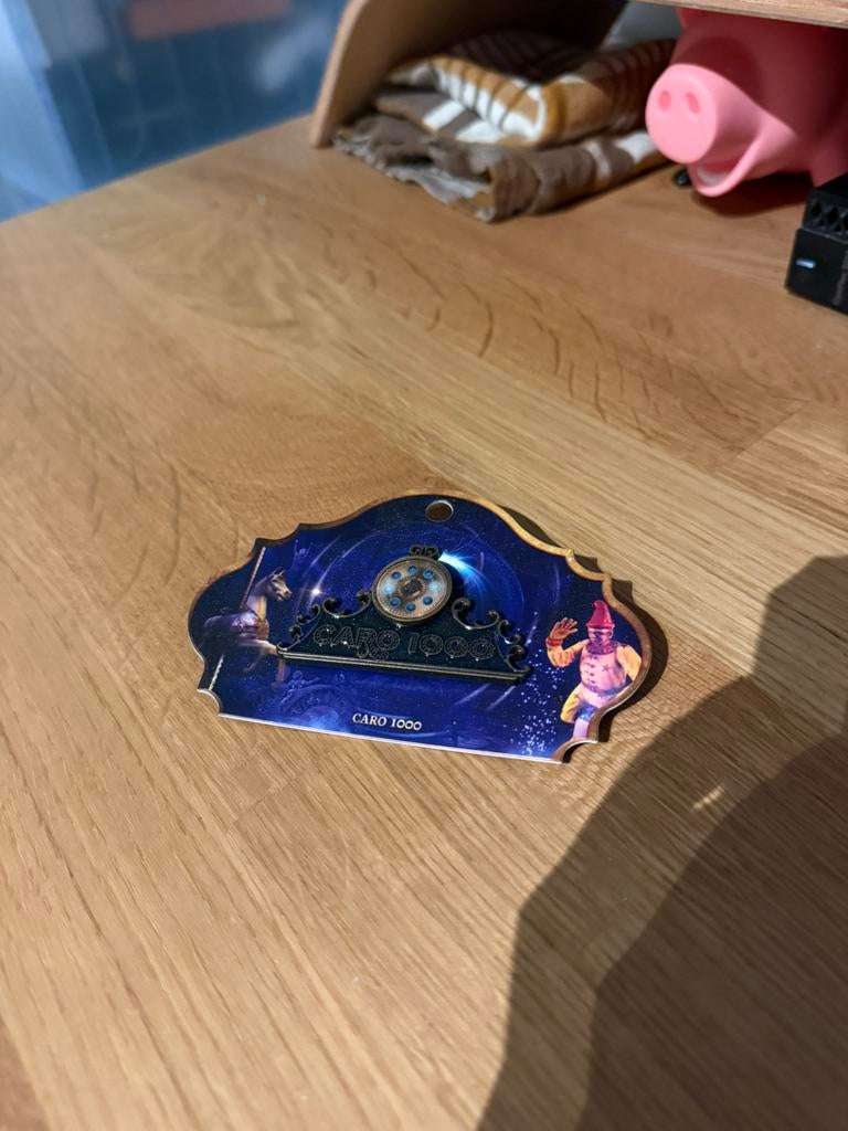 Efteling - Pin Caro 1000, Ophalen of Verzenden, Zo goed als nieuw, Button of Speldje