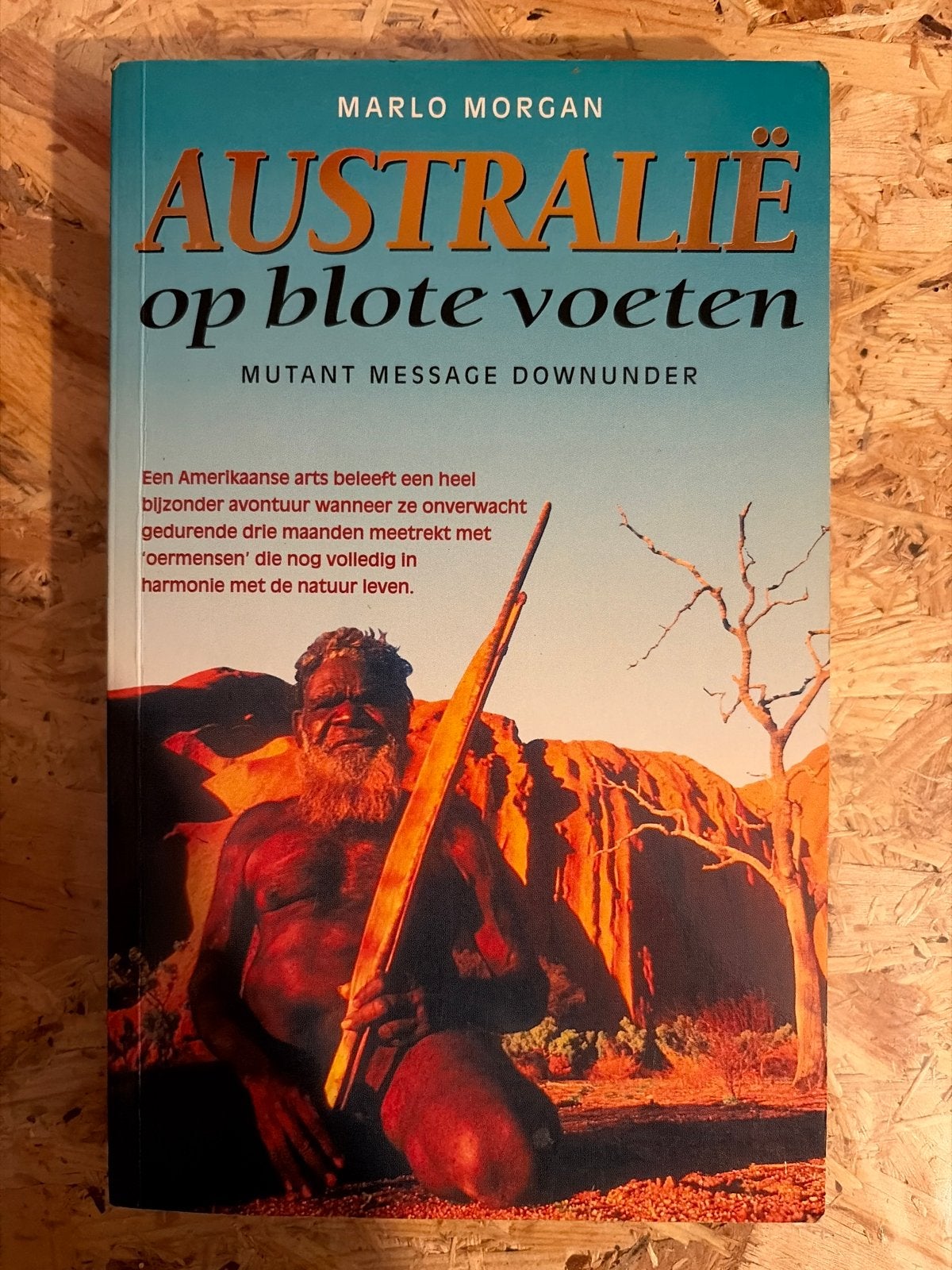 Australië op blote voeten - Marlo Morgan, Ophalen of Verzenden, Gelezen