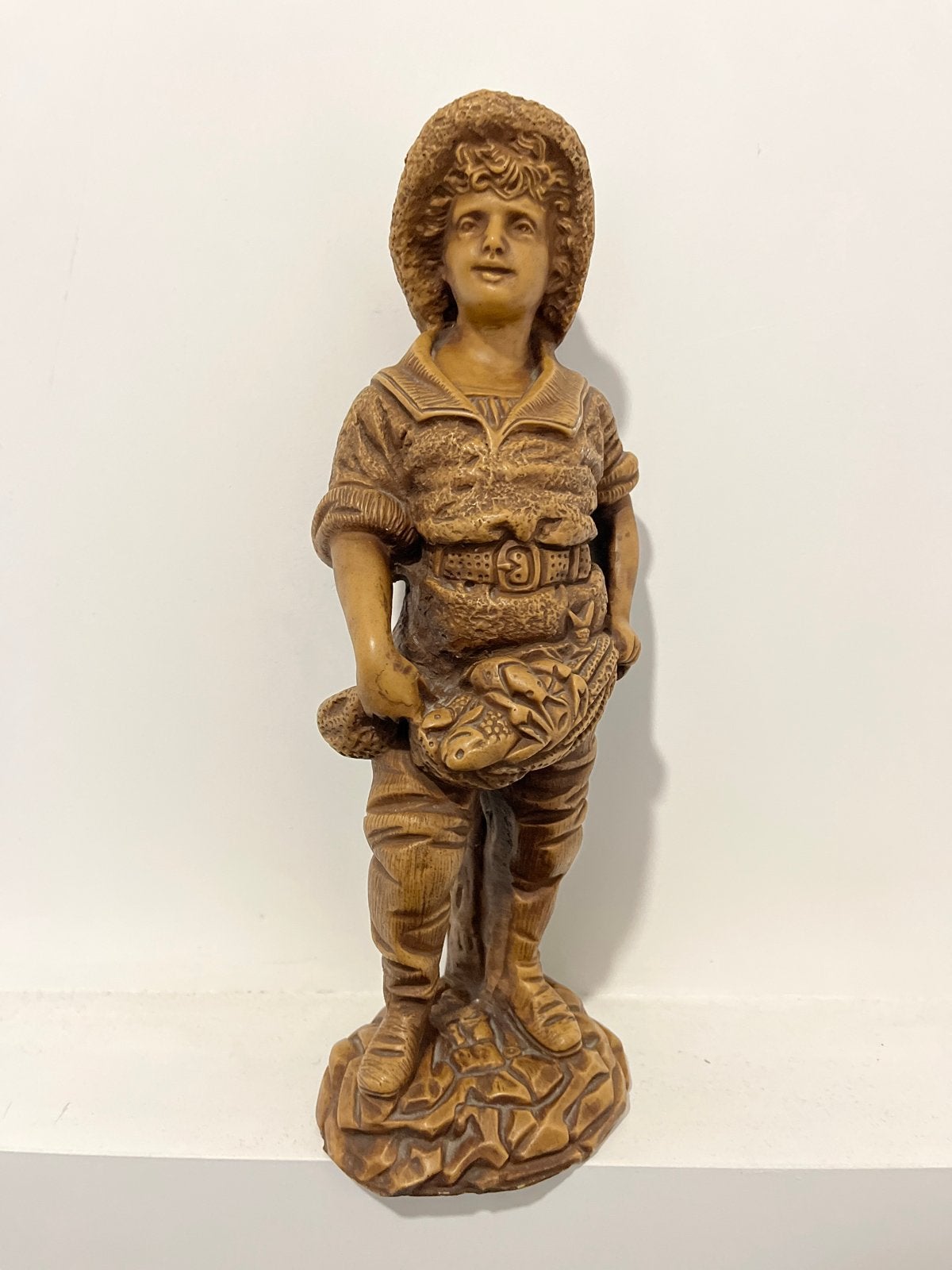 Vintage Beeldje Jongen met Vis, Ophalen, Handgemaakt, 20 - 50 cm, Beeld