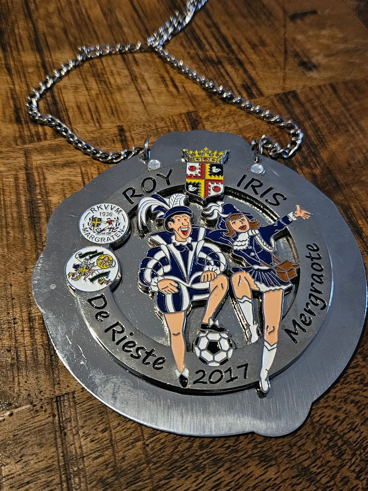 Carnavalsmedaille Roy Iris De Rieste Mergraote 2017, Verzenden, Overige materialen