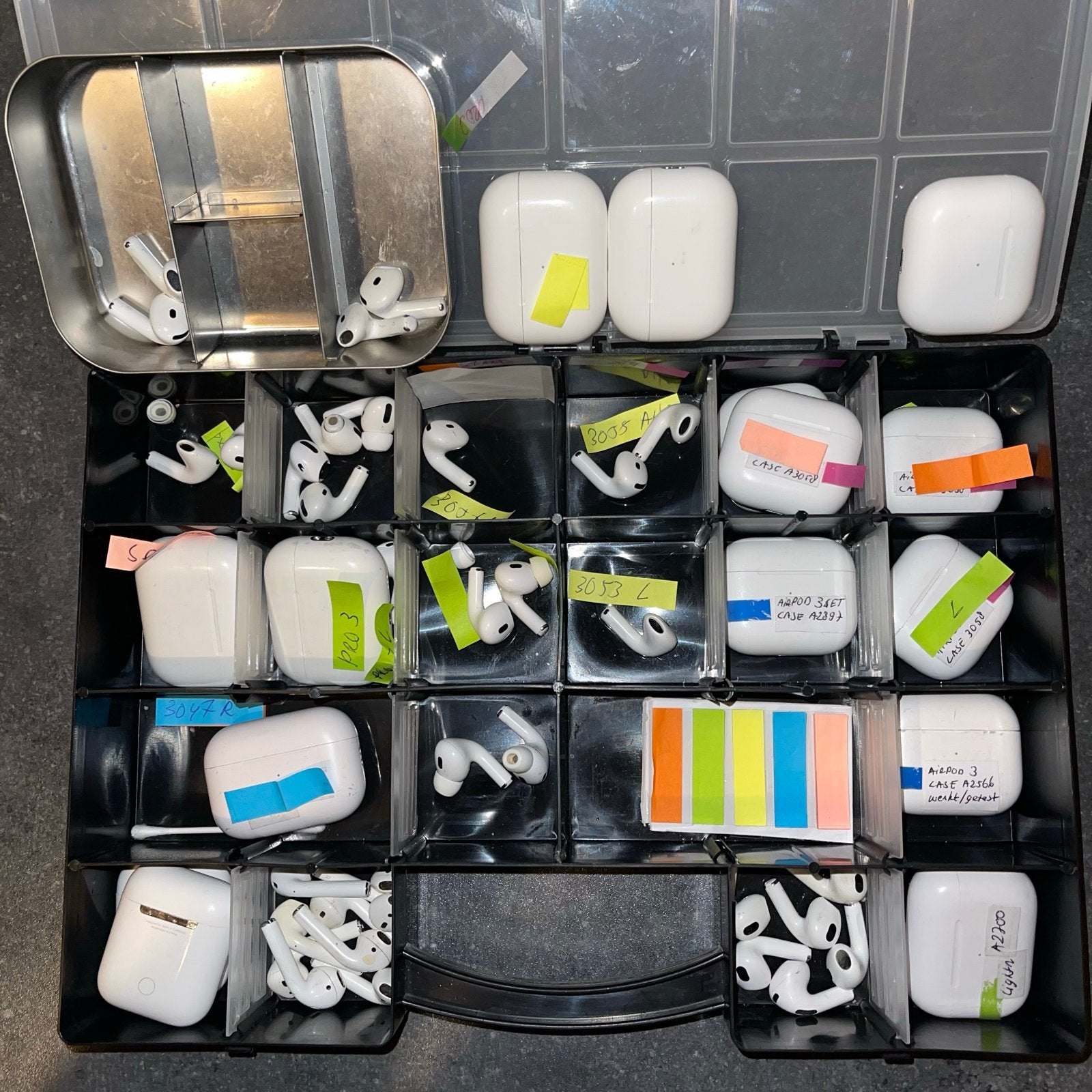 Apple AirPods: Losse Oortjes, Cases & Complete Sets, Ophalen of Verzenden, Gebruikt, Actieve ruisonderdrukking, Apple