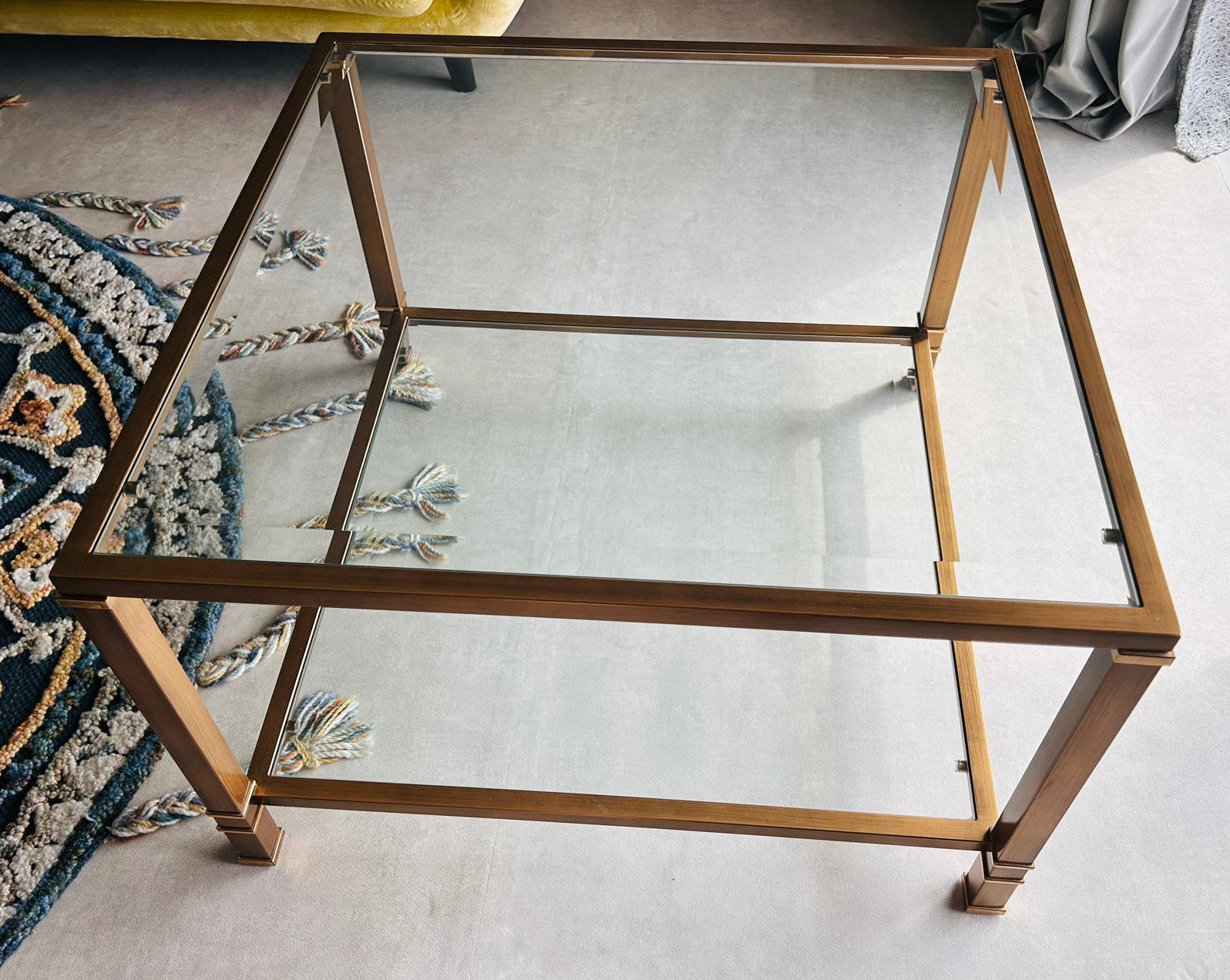 Vintage goudkleurige glazen salontafel / coffeetable, Ophalen, Gebruikt, 50 tot 100 cm, Vierkant
