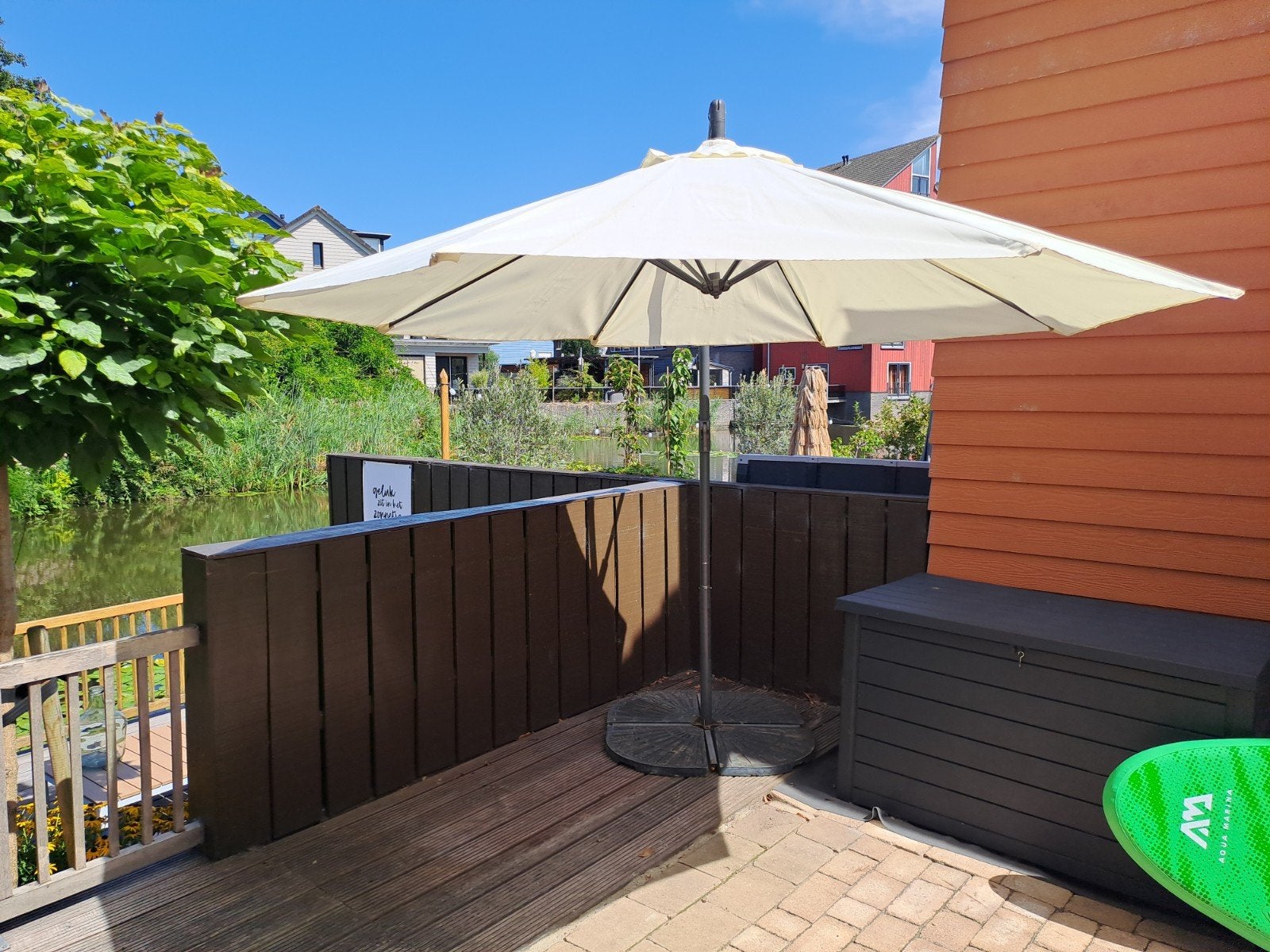 Witte parasol met zware tegelvoet (gebruikt, nog netjes), Tuin en Terras, Parasols, Ophalen, Gebruikt, Kantelbaar, 2 tot 3 meter