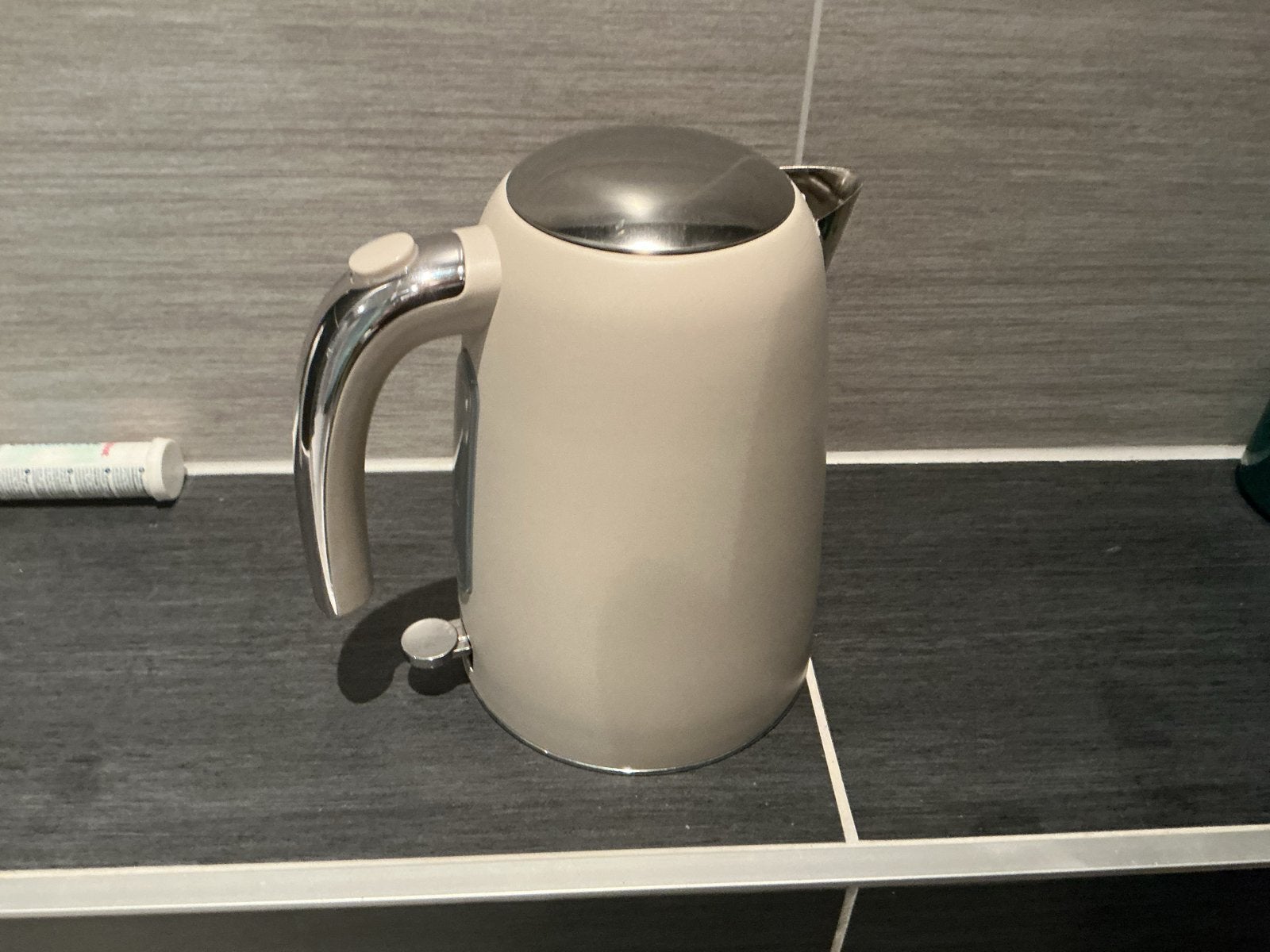 Stijlvolle waterkoker - Zo goed als nieuw, 1 tot 2 liter, Ophalen, Zo goed als nieuw, Draadloos