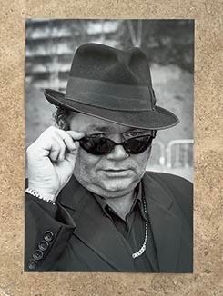 Org z/w foto 20x30 cm Andre Hazes + zonnebril 08-06-2002, Verzenden, Nieuw, Foto of Kaart