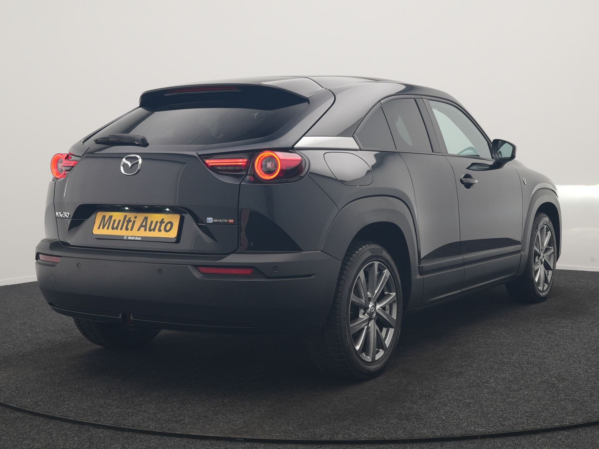 Mazda MX-30 e-SkyActiv R-EV 170 Makoto PHEV 170pk | Trekhaak, Auto's, Mazda, Gebruikt, Zwart, Leder en Stof, Zwart