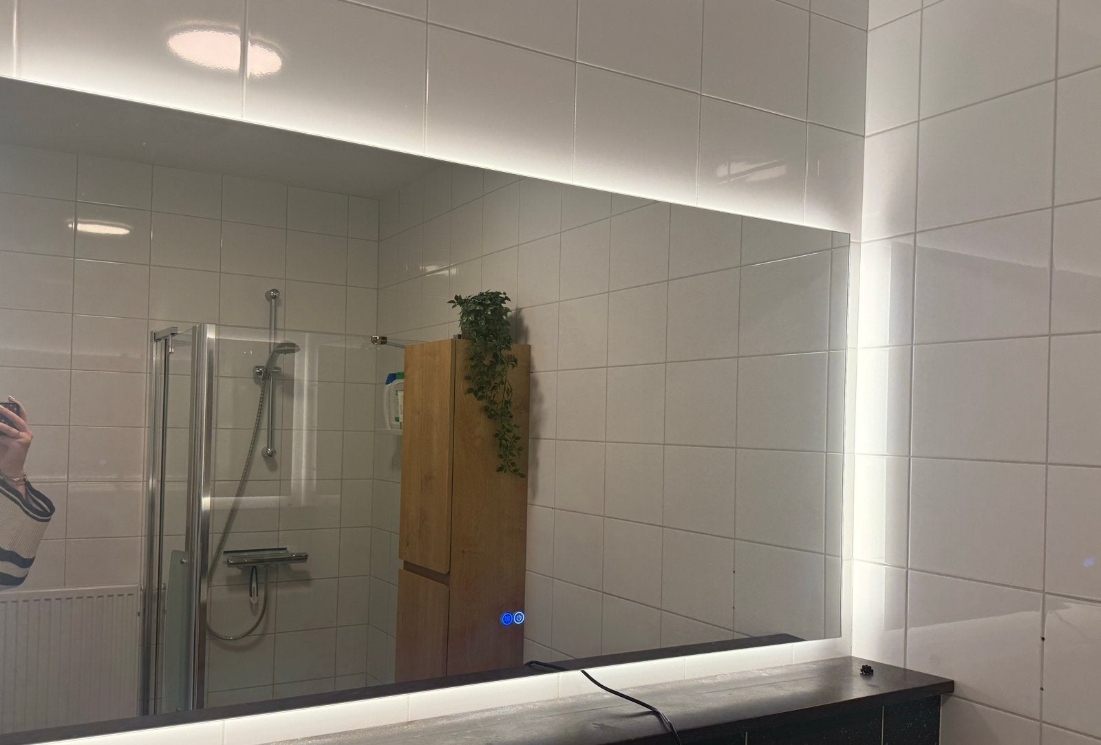 Frameloze Badkamerspiegel 140cm met LED en Anticondens, Ophalen, Zo goed als nieuw, Rechthoekig, 100 tot 125 cm