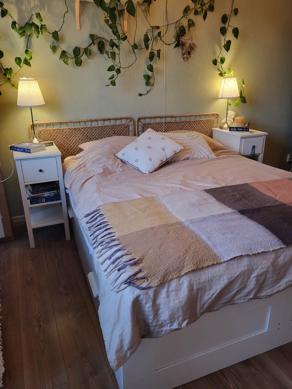 160 x 200 IKEA bedframe & jysk medium hard mattress, Huis en Inrichting, Badkamer | Badkamermeubels, Ophalen