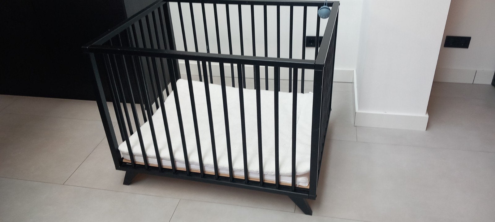 Zwarte box met matras, Ophalen of Verzenden, Zo goed als nieuw, Vierkant