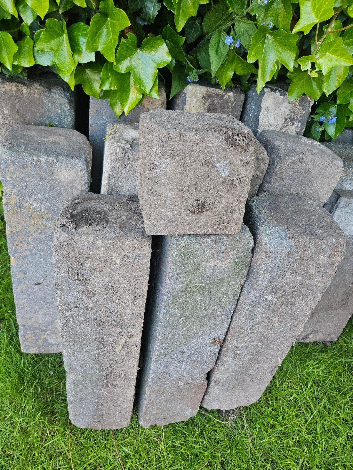 Gratis: 14 stapelblokken en 23 tegels 50×50, Tuin en Terras, Ophalen, Gebruikt, Minder dan 100 cm, Minder dan 25 cm