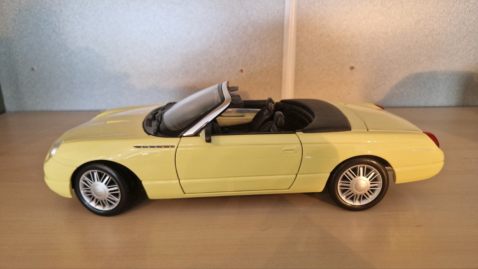 Gele Ford Thunderbird schaalmodel - Zo goed als nieuw, Hobby en Vrije tijd, Modelauto's | 1:18, Ophalen of Verzenden