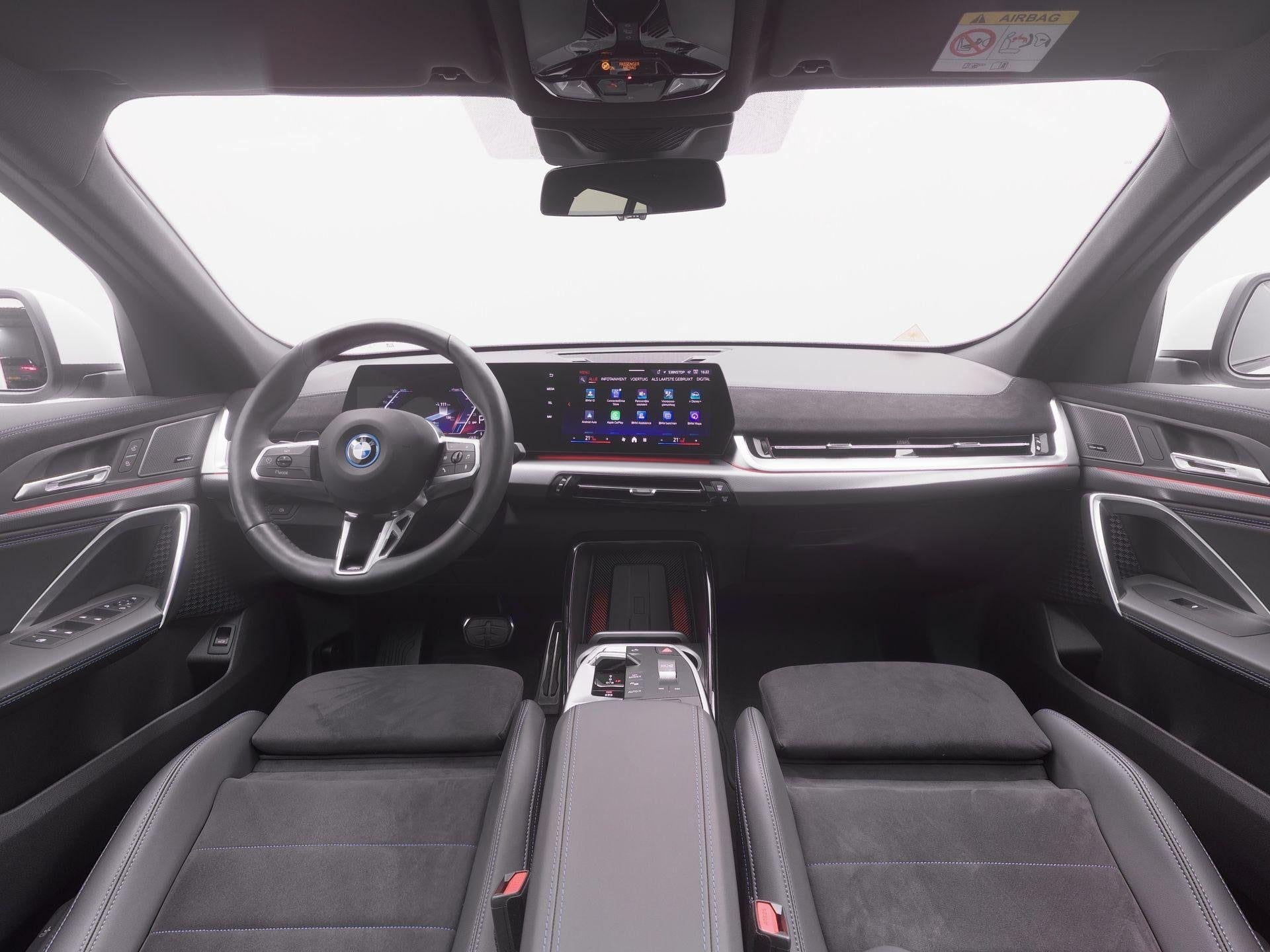 BMW iX2 eDrive20 M Sport | 67 kWh | Camera | 21'' Lichtmetaa, Auto's, Wit, 204 pk, SUV of Terreinwagen, Te koop