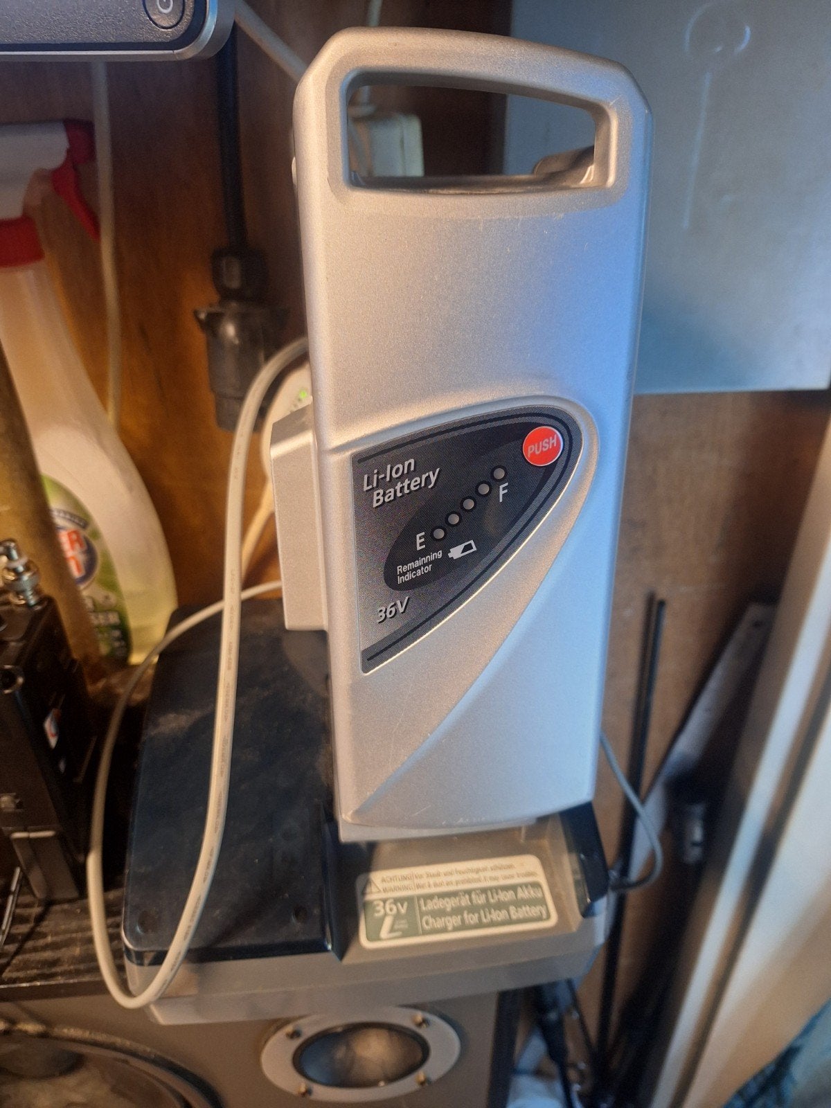 Te koop li ion lader en batterij, Fietsen en Brommers, Fietsaccessoires | Fietsaccu's, Ophalen