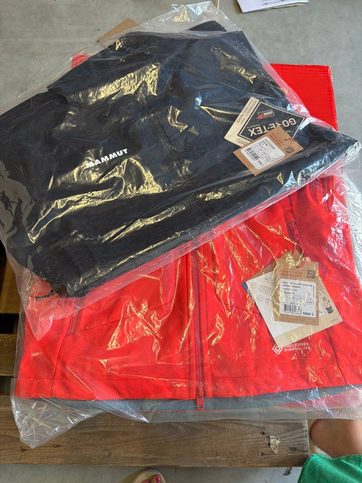 Mammut Gore-Tex Jassen: Crater IV HS (S) & Ultimate V (S), Ophalen, Nieuw, Maat 36 (S), Zwart