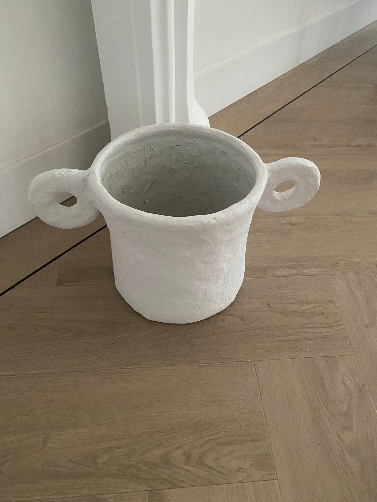 Witte papieren bloempot/vaas - 22,5 cm hoog, Overige stijlen, Ophalen of Verzenden, Zo goed als nieuw, Wit