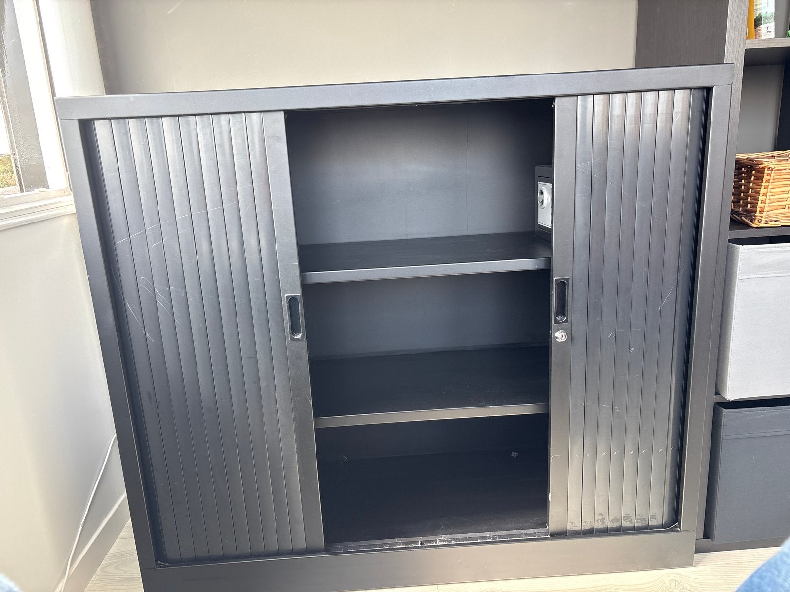 Metalen roldeurkast met slot - Zwart, Huis en Inrichting, Kasten | Roldeurkasten en Archiefkasten, Ophalen, Gebruikt, 100 tot 150 cm