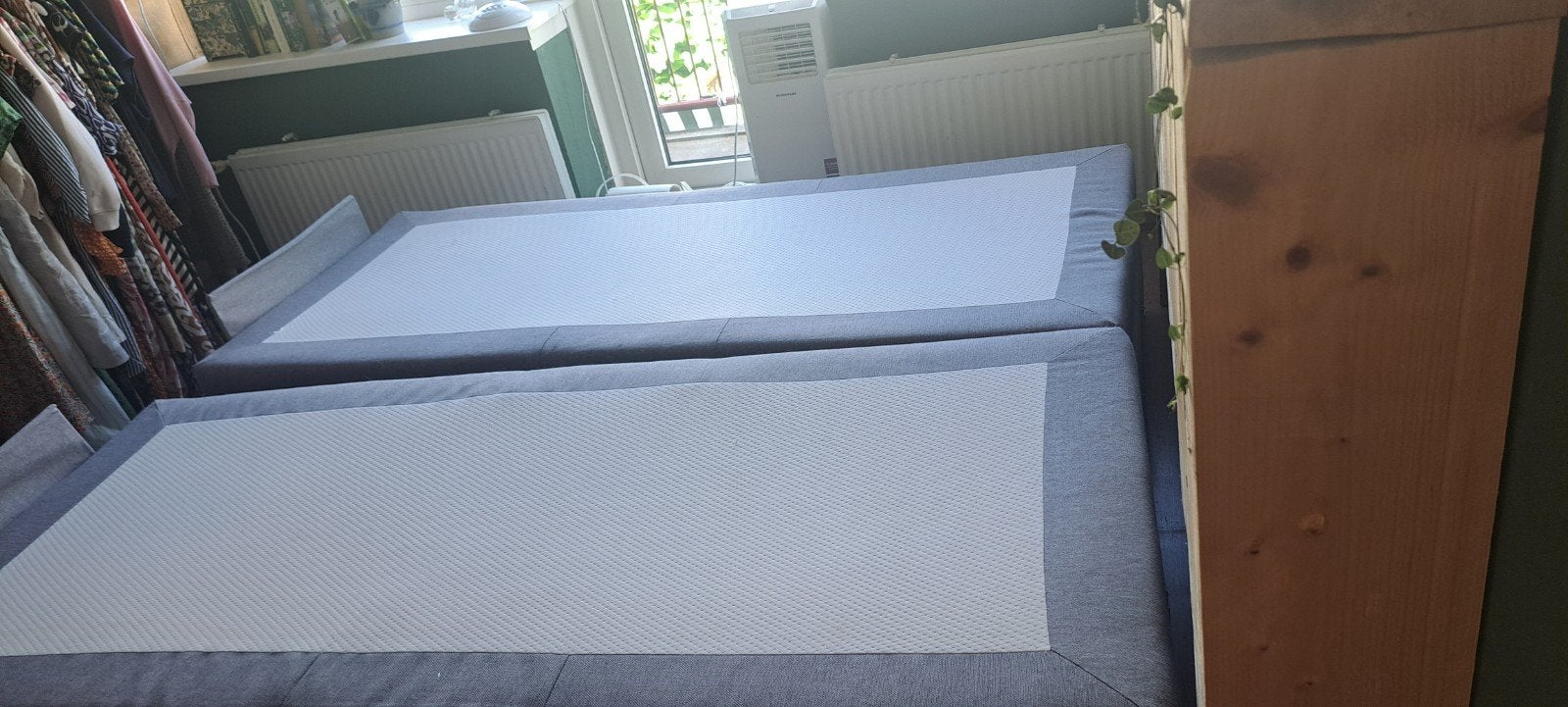 Twee eenpersoons boxsprings, grijs, 210 x 90 cm, Ophalen, Gebruikt, 90 cm, Eenpersoons