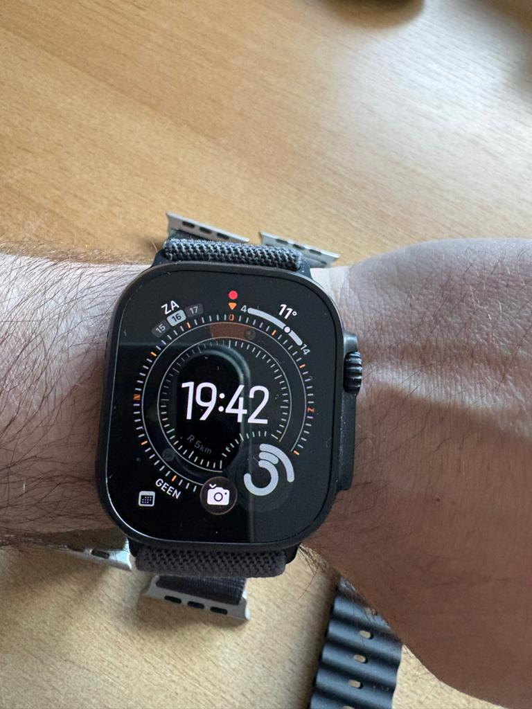 Apple Watch Ultra 2 met 3 bandjes, 97% batterijconditie, Afstand, Zwart, IOS, Ophalen of Verzenden