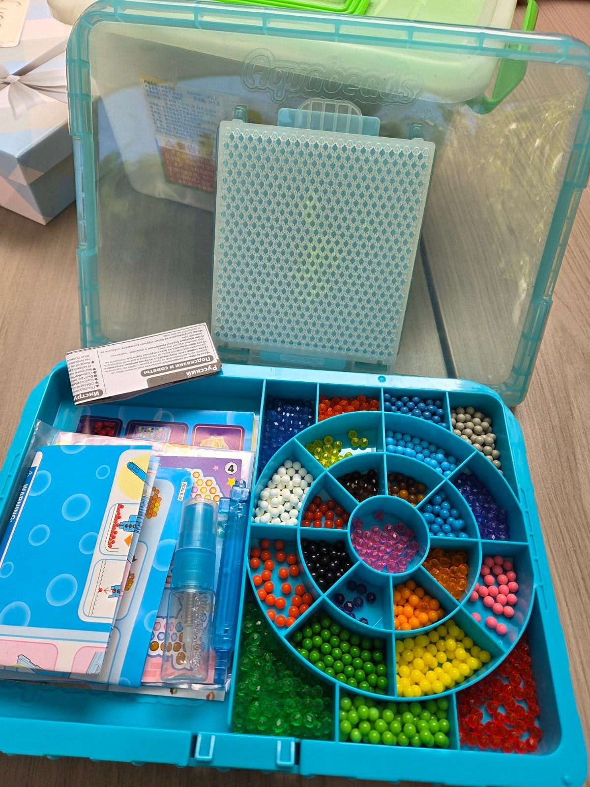Aquabeads Knutselset met diverse kralen en accessoires, Gebruikt, Overige thema's, Meerkleurig, Ophalen of Verzenden