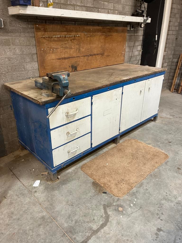 Robuuste werkbank met bankschroef en opbergruimte, Doe-het-zelf en Verbouw, Werkbanken, Ophalen, Gebruikt, 170 cm of meer, Bankschroef